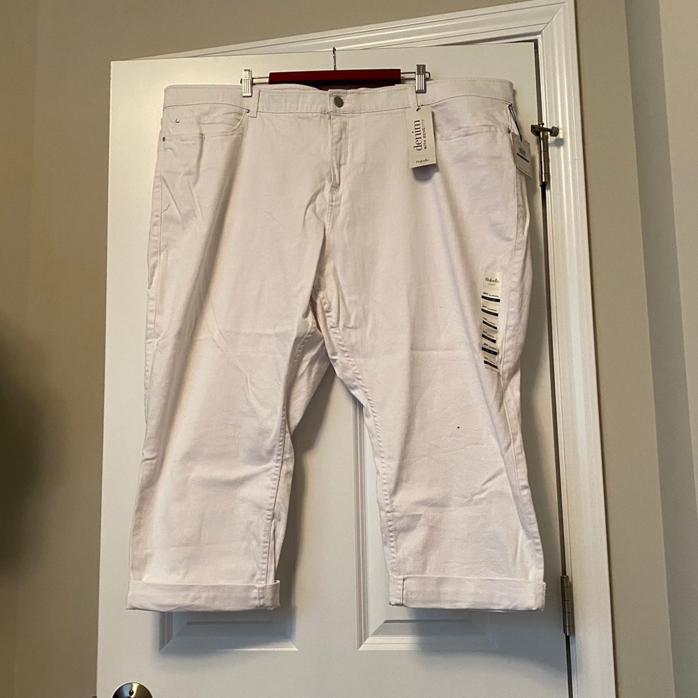 White denim cropped pants. Size 28w
